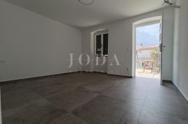 Potpuno adaptirana kuća u centru grada, Crikvenica, House