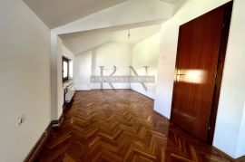 ZAGREB - DUBRAVA / GRANEŠINA - DIVNA KUĆA SA 3 STANA!, Gornja Dubrava, House