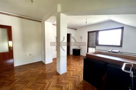 ZAGREB - DUBRAVA / GRANEŠINA - DIVNA KUĆA SA 3 STANA!, Gornja Dubrava, House