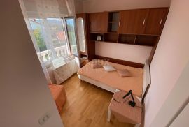 RIJEKA, KRALJEVICA - stan 105 m2 s pogledom na more, okućnicom i privatnim parkingom u dvorištu, Kraljevica, Apartamento