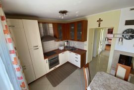 RIJEKA, KRALJEVICA - stan 105 m2 s pogledom na more, okućnicom i privatnim parkingom u dvorištu, Kraljevica, Apartamento