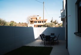 ISTRA, POMER - Moderna dvojna kuća sa bazenom u blizini mora i pogledom na more, Medulin, بيت