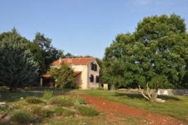 Kuća sa velikom okućnicom, Vrbnik, House