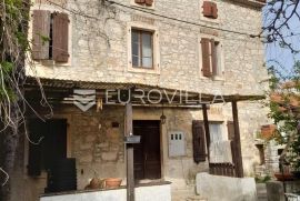 Istra, Medulin, kamena kuća za renovaciju 400 m od mora, Medulin, Ev