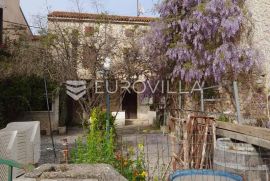 Istra, Medulin, kamena kuća za renovaciju 400 m od mora, Medulin, بيت