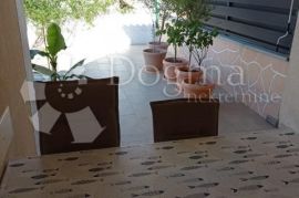 Apartman sa velikom okućnicom, Crikvenica, Stan