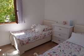 Apartman sa velikom okućnicom, Crikvenica, شقة