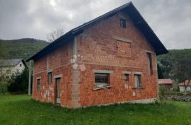 Kuća sa okućnicom pored potoka, Ogulin, بيت