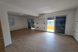 KASTAV - dva stana i poslovni prostor, ukupno 320 m2, Kastav, Casa