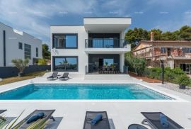 Kuća Prodaja luksuzne i moderno opremljene vila sa bazenom, Medulin!, Medulin, Famiglia