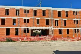 Prodaje se stan u izgradnji s velikim spremištem u Puli, Pula, Daire