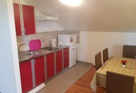 OTOK KRK, MALINSKA (okolica) - Kuća s 4 apartmana i uređenom okućnicom, Malinska-Dubašnica, Famiglia