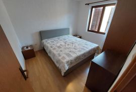 OTOK KRK, MALINSKA (okolica) - Kuća s 4 apartmana i uređenom okućnicom, Malinska-Dubašnica, Σπίτι