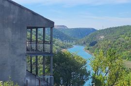 OBROVAC - Prostrana kuća s pogledom na rijeku Zrmanju: idealna prilika za investiciju, Obrovac, Maison