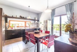 Zagreb, Gornja Dubrava, obiteljska vila s bazenom, 1000 m2, Zagreb, Casa