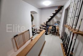 Omišalj - prodaja kuće, 140 m2, odlična lokacija!, Omišalj, Famiglia