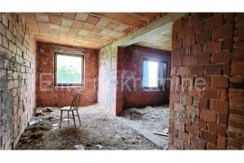 VRBOVSKO, prodaja kuće - započeta gradnja, parcela od 881 m2, Vrbovsko, Maison