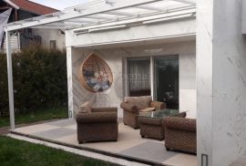 Interesantna kuča u srcu Petrinje, Petrinja, House