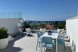 BIBINJE - POTPUNO OPREMLJEN PENTHOUSE S BAZENOM NA KROVNOJ TERASI, Bibinje, Flat