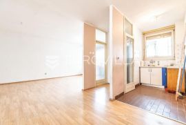 Zagreb, Stenjevec, trosoban stan za adaptaciju 70 m2, Zagreb, Apartamento