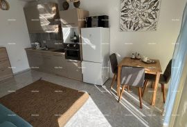 Stan Prodaja apartmana sa garažnim mjestom u novom, modernom objektu, udaljen 500 metara od plaža, Banjole! Pogled na more!, Medulin, Appartement