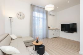 OPATIJA prekrasan stan u vili prvi red uz more !, Opatija, Appartment