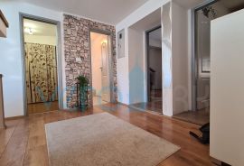 Rijeka, Strogi centar, Predivan potkrovni stan 102 m2, 2S+DB, 3. kat s pogledom na Korzo, najam, Rijeka, Daire