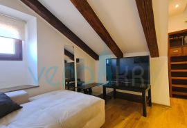 Rijeka, Strogi centar, Predivan potkrovni stan 102 m2, 2S+DB, 3. kat s pogledom na Korzo, najam, Rijeka, Stan