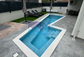 Medulin, luksuzan stan u prizemlju sa grijanim bazenom, 2 parkinga, Medulin, Διαμέρισμα