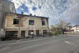 Kuća za obnovu u centru grada na savršenoj lokaciji, Gospić, Дом