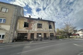 Kuća za obnovu u centru grada na savršenoj lokaciji, Gospić, House