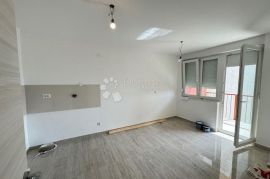 PODMURVICE Adaptiran stan sa lođom četverokatnica, Rijeka, Διαμέρισμα
