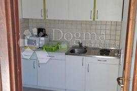 APARTMAN U SUTERENU, Crikvenica, شقة