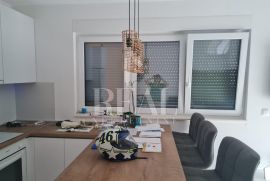 Stan 2S+DB 57m2 300 m od mora, Seget, Appartment