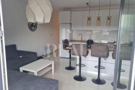 Stan 2S+DB 57m2 300 m od mora, Seget, Appartement