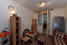 Povoljno , stan u mirnom porodičnom kraju, Čukarica, Appartamento