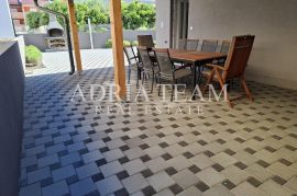 TROSOBNI APARTMAN U STAMBENOJ ZGRADI, PRIZEMLJE - POVLJANA, PAG, Povljana, Apartamento