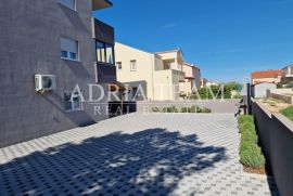 TROSOBNI APARTMAN U STAMBENOJ ZGRADI, PRIZEMLJE - POVLJANA, PAG, Povljana, Διαμέρισμα