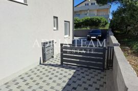 TROSOBNI APARTMAN U STAMBENOJ ZGRADI, PRIZEMLJE - POVLJANA, PAG, Povljana, Apartamento