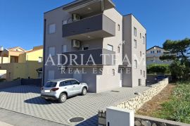 TROSOBNI APARTMAN U STAMBENOJ ZGRADI, PRIZEMLJE - POVLJANA, PAG, Povljana, Apartamento