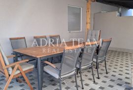 TROSOBNI APARTMAN U STAMBENOJ ZGRADI, PRIZEMLJE - POVLJANA, PAG, Povljana, Stan