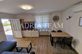 TROSOBNI APARTMAN U STAMBENOJ ZGRADI, PRIZEMLJE - POVLJANA, PAG, Povljana, شقة