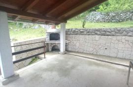 GORSKI KOTAR, LIČ - samostojeća kuća s garažom i okućnicom blizu jezera u Fužinama! PRILIKA!, Fužine, بيت