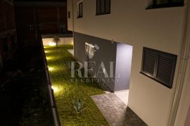 Villa sa bazenom P+1 240m2, Nin, Casa