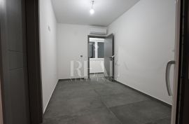 Villa sa bazenom P+1 240m2, Nin, Дом