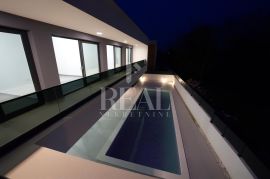 Villa sa bazenom P+1 240m2, Nin, Famiglia