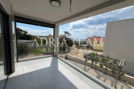 TROSOBNI APARTMAN NA 1. KATU STAMBENE ZGRADE, 100 m OD PLAŽE!! PRIVLAKA - ZADAR, Privlaka, Apartamento