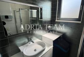 TROSOBNI APARTMAN NA 1. KATU STAMBENE ZGRADE, 100 m OD PLAŽE!! PRIVLAKA - ZADAR, Privlaka, Stan