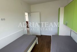 TROSOBNI APARTMAN NA 1. KATU STAMBENE ZGRADE, 100 m OD PLAŽE!! PRIVLAKA - ZADAR, Privlaka, Appartment