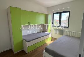 TROSOBNI APARTMAN NA 1. KATU STAMBENE ZGRADE, 100 m OD PLAŽE!! PRIVLAKA - ZADAR, Privlaka, Apartamento